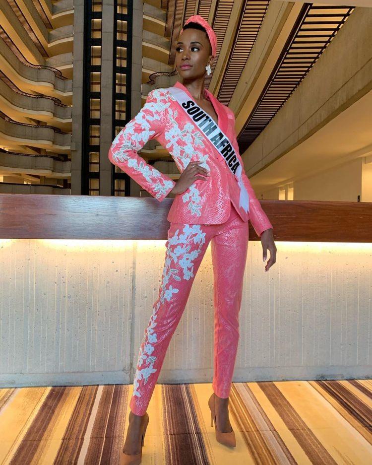 <p><strong>PEKİ ZOZİBİNİ TUNZİ KİMDİR?</strong></p>
<div> </div>
<div>18 Eylül 1993 yılında dünyaya gelen Zoziini Tunzi, Miss Universe 2019'u taçlandıran bir Güney Afrika modeli ve güzellik yarışması baş sahibi oldu. </div>