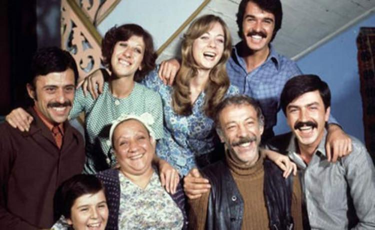 <p>1961'de eşi Ziya Keskiner ve ağabeyi Selim Naşit Özcan ile birlikte kurdukları Naşit Tiyatrosu dağıldıktan sonra, 1963'ten 1975'e kadar "Gazanfer Özcan - Gönül Ülkü" tiyatrosunda çalıştı.</p>
