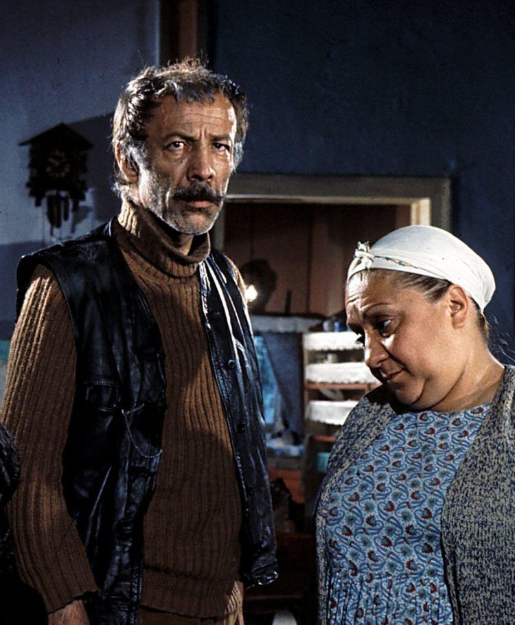 <p>Eğitimsel temalı Türk filmlerinden biri olan <strong>Aile Şerefi, </strong>Adile Naşit ile Münir Özkul'un unutulmaz eserleri arasında yerini alıyor.</p>

