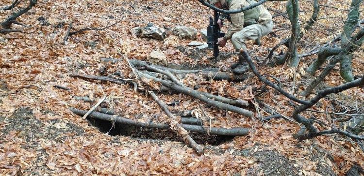 <p>Açıklamada, ''İl Jandarma Komutanlığı ekiplerince icra edilen operasyon kapsamında arazi arama faaliyetinde bölücü terör örgütü mensuplarına ait bol miktarda gıda ve yaşamsal malzemeleri ile örgütsel dokümanların bulunduğu 9 adet sığınak ve barınak tespit edilmiş, teröristlere ait sığınak ve barınaklar kullanılamaz hale getirilmiştir. </p>
