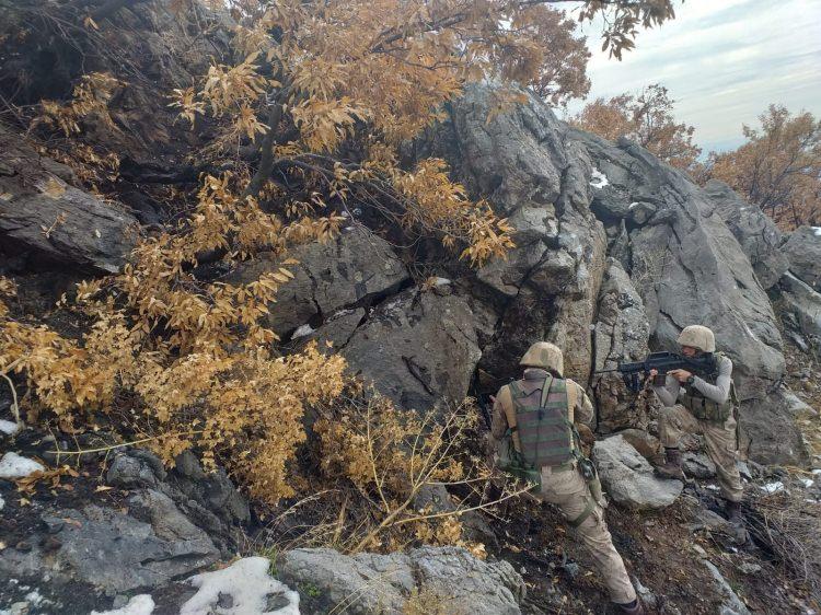 <p>Bölücü terör örgütü mensuplarını etkisiz hale getirmek maksadıyla operasyonlar koordineli bir şekilde kararlılıkla devam etmektedir'' denildi.</p>
