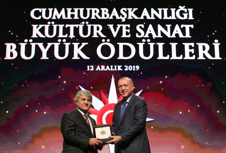 <p>Cumhurbaşkanı Erdoğan, sinema alanında Mesut Uçakan'a ödülünü verdi.</p>
