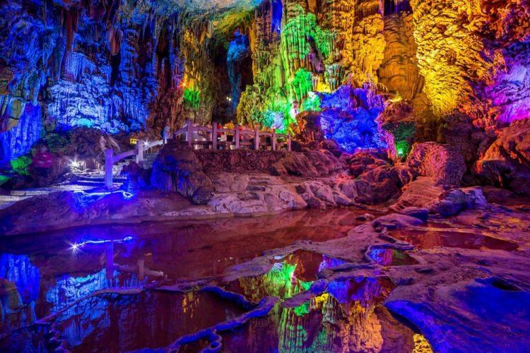 <p>&Ccedil;in'in kuzeybatısındaki Guilin şehrinin merkezinden yaklaşık 6 km uzaklıkta yer alan Reed Flute Mağarası (Kamış Fl&uuml;t&uuml; Mağarası), 1940&rsquo;ta II.D&uuml;nya Savaşı d&ouml;neminde, ka&ccedil;ak m&uuml;ltecileri arayan Japon birlikleri tarafından keşfedilmiş.</p>
