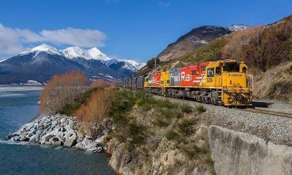 <p>Buradan geçen tren kasabada duruyor ancak neden durduğu da öte yandan merak konusu, çünkü kalınacak yer de yok, yemek yiyecek yer de…</p>
<p> </p>