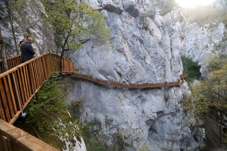 <p>Kanyonu daha tanınır hale getirmek istediklerini belirten Yaşar, "Sosyal bir mekan olmamasına rağmen kanyon ciddi anlamda insanların ilgisini çekiyor çünkü çok güzel ve eğlenceli. Sosyal alanlar yapıldıktan sonra insanların görmek için can atacağı bir yere dönüşecek." dedi.</p>
