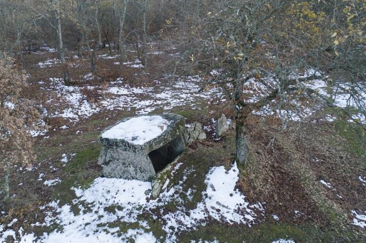 <p>Trakya Üniversitesi Edebiyat Fakültesi Sanat Tarihi Bölümü Başkanı Prof. Dr. Engin Beksaç, Trakya dolmenleri ile İngiltere'nin en önemli tarihi anıtlarından Stonehenge'nin işlevsel açıdan benzerlik gösterdiğini söyledi.</p>
