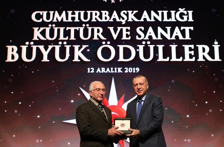 <p>Cumhurbaşkanı Erdoğan, sosyal bilimler alanında Ahmet Yaşar Ocak'a ödülünü verdi.</p>
