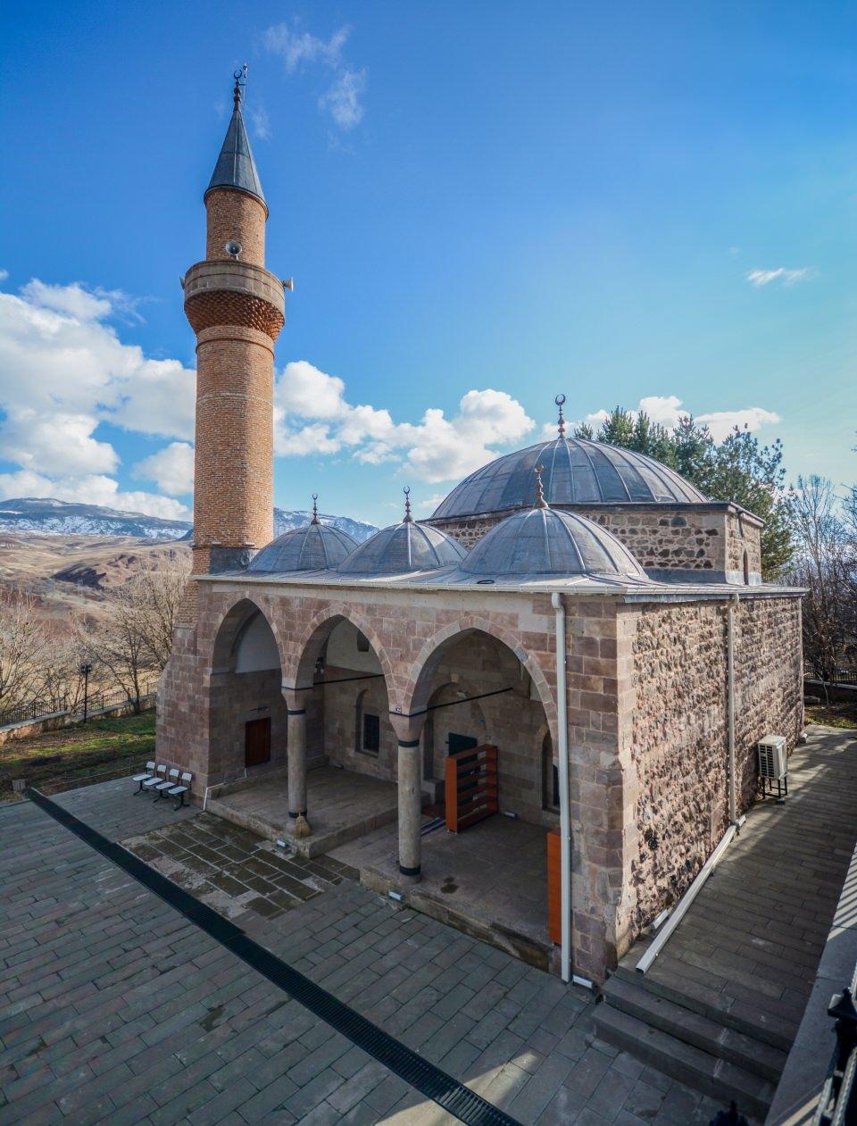 <p>Restorasyon çalışması yapılan camiler arasında Şebinkarahisar ilçesindeki 835 yıllık Behramşah, 158 yıllık Hacı Hüseyin, 130 yıllık Hacı Miktad ve 123 yıllık Kapu camileri gibi yapılar yer alıyor.</p>

<p> </p>
