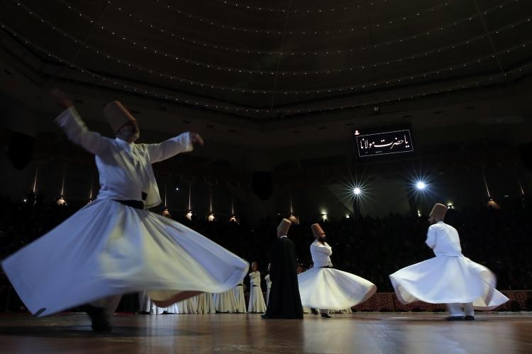 <div> Tüm dervişler semayı aç karnına icra eder. Hazreti Mevlana dervişlerine az yeme, içme ve uyumayı tavsiye etmiştir. Nitekim derviş, tok karnına yapılan sema zikrinde maneviyattan uzak olabiliyor. Semada dervişin oruçlu olması, maneviyattan daha fazla nasiplenmesine vesile oluyor."</div>

<div> </div>
