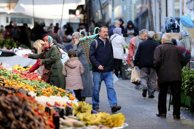 <p>Üsküdar'da yaşayan ve cumaları siparişlerini Bardakçı'ya aldıran Melek Seçen, "3 sene önce cuma pazarında tanıştık. Ayağım iyiyken ben pazarda ürün alıp oraya bırakıyordum, sonra o getiriyordu.</p>
