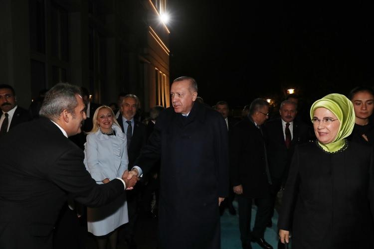 <p>Türkiye Cumhurbaşkanı Recep Tayyip Erdoğan, Beştepe Millet Kongre ve Kültür Merkezi'nde düzenlenen Cumhurbaşkanlığı Kültür Sanat Büyük Ödülleri Töreni'ne katıldı.</p>
