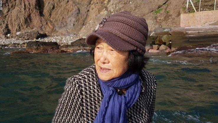<p>Güney Koreli Kim Sin-yeol (81) isimli kadın, ülkesi ve Japonya'nın üzerinde hak iddia ettiği Liancourt Kayalıkları'nda (Dokdo Islands) tek başına yaşıyor.</p>
<p> </p>