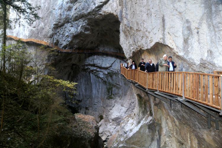 <p>Doğal güzelliklerini gün yüzüne çıkarmak amacıyla son dönemde yapılan yatırımlarla kanyona gelen ziyaretçi sayısı artmaya devam ediyor.</p>
