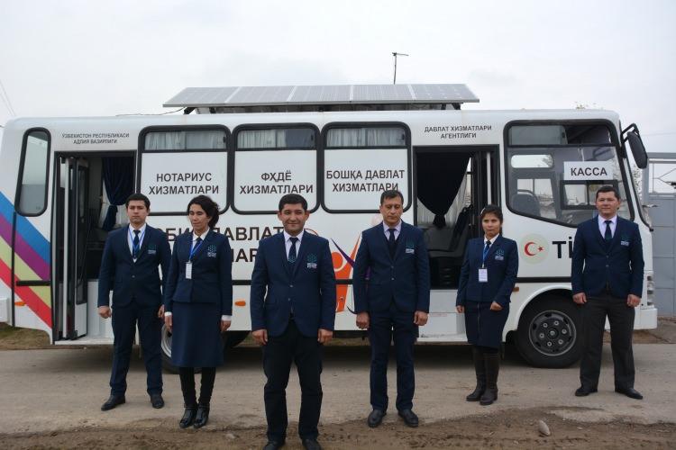 <p>Eski TBMM Başkanı Binali Yıldırım, geçen yıl eylül ayında Özbekistan'ı ziyaretinde TİKA tarafından sağlanan 50 ambulans ve 20 mobil ofis aracının teslim töreninde yaptığı konuşmada, yaklaşık 450 bin kilometrekare büyüklüğe sahip Özbekistan'ın köylerinde yaşayanlara noter, miras ve tapu gibi hizmetler verecek mobil ofisler uygulamasının önemli bir eksikliği gidereceğini kaydetmişti.</p>
