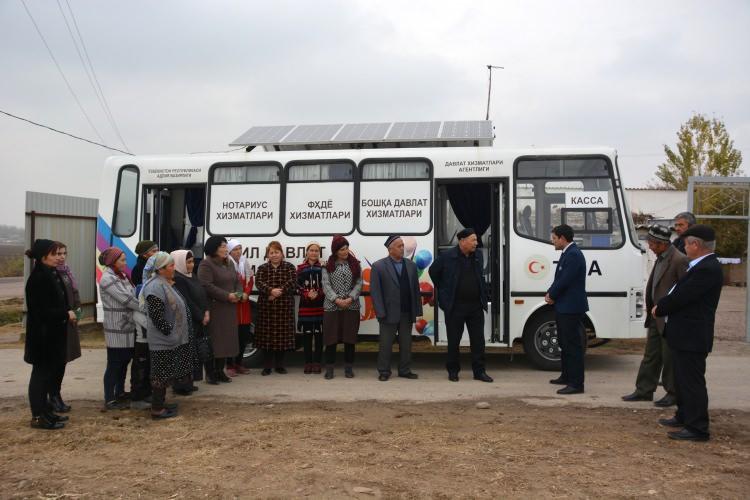 <p>TİKA’nın Özbekistan’a hediye ettiği mobil ofis araçları sayesinde ülkenin en uzak köşelerinde yaşayanların işinin kolaylaştığını ve vatandaşın ayağına gidilerek devlet hizmetleri verildiğini kaydeden Doripov, bu araçların güneş enerjisi üreten panellerle donatılmasından dolayı elektriğin olmadığı bölgelerde bile hizmet verilebildiğini söyledi. Doripov, "TİKA’nın takdim ettiği mobil ofis araçları hem vatandaşın devlet kurumlarına güvenini artırıyor hem de uzağı yakın kılıyor." dedi.</p>
