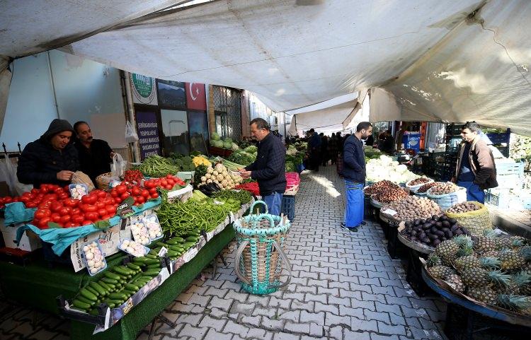 <p>Zamanla çalıştığı pazarların civarında bastırdığı kartvizitini dağıtarak cep telefonu numarasını yayan, "Ekspres küfeci geldi" diye bağırarak tanınırlığını artıran Bardakçı, AA muhabirine yaptığı açıklamada, nostalji ile teknolojiyle bir araya getirip cep telefonu üzerinden de sipariş almaya başladığını söyledi.</p>
