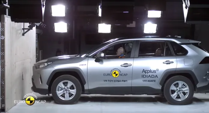 <p><strong>Toyota RAV4</strong></p>

<p>Yetişkin yolcu testini  yüzde 93 ile çocuk yolcu testini ise yüzde 87 puanla tamamlıyor. Yaya kontrol testini yüzde 85, güvenlik ekipmanları testini de yüzde 77 ile başarıyla bitiriyor.</p>

<p> </p>
