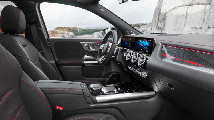 <p>GLA’nın plug-in hybrid versiyonu olacak ve 2020 yılında tam elektrikli versiyonu EQA de ürün gamındaki yerini alacak. İlk etapta GLA, 1.3 litrelik turbo beslemeli ve 4 silindirli motorla donatılmış 200 modeli ve 35 4MATIC AMG versiyonlarıyla satışa sunulacak. GLA 200, 163 beygir güç ve 250 Nm tork üretirken aktarma görevini 7 ileri çift kavramalı şanzıman yerine getirecek.</p>

<p> </p>

<p> </p>
