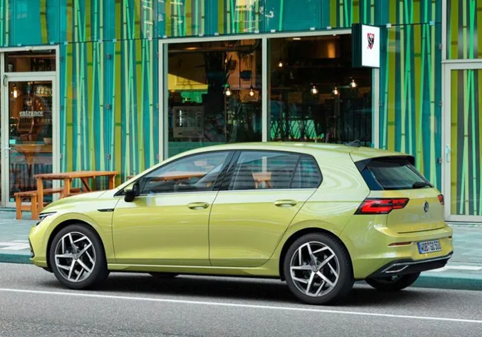 <p><strong>Yeni Volkswagen Golf 8 için Türkiye’de satışa sunulacak motor yelpazesinde dizel motor artık yer almıyor. Sadece, benzinli (TSI) ve mild hibrit (eTSI) motorlar düşünülüyor. Yeni motor yelpazesinde üç silindirli 110 beygirlik TSI ve 150 beygir gücüne sahip (eTSI) mild hibrit tekonolojisi içeren benzinli motor bulunuyor.</strong></p>
<p> </p>