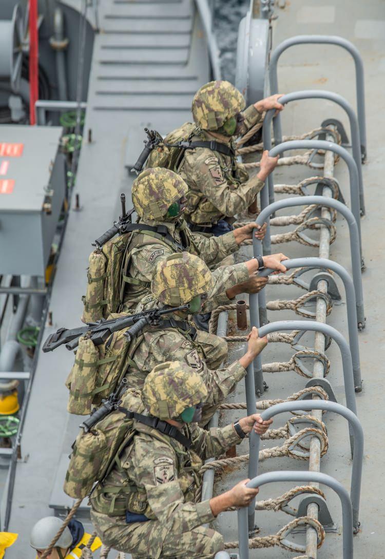 <p>Çıkarma harekatında da tank çıkarma gemileriyle düşman kıyısına yaklaşan amfibiler, kapakların açılmasıyla hücuma geçti. Deniz piyadeleri, daha sonra düşman hattında sürünerek ve kısa süreli ayakta kalarak ilerledi ve hedefleri yok etti.</p>

<p> </p>
