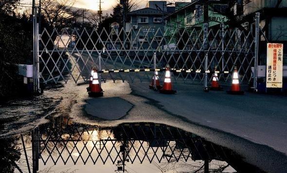 <p>Bir zamanlar 16 bin kişinin yaşadığı kasabada su ve elektrik almadan yaşayan Matsumara bir bakıma tek başına yıkımın yaralarını sarmaya çalışıyor.</p>
<p> </p>