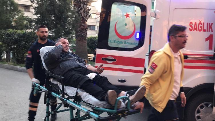 <p>Zonguldak'ta oto tamirhanesinde bir şahıs aracına yaptıracağı boyanın renk tonunu beğenmediği gerekçesiyle kavga çıkarttı. Çıkan silahlı kavgada 3 kişi yaralandı.</p>
