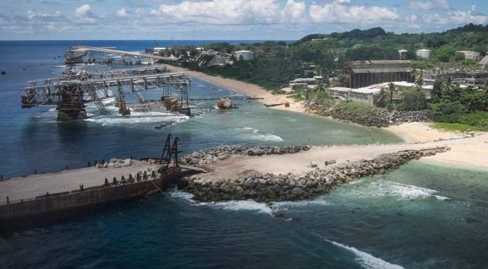 <p>Nauru sıradan bir ülkenin aksine, şehirlerden değil bölgelerden oluşuyor. Ulaşımın gelişmemiş olması ve turistler için barınacak yerlerin yetersiz olması beklenenin aksine bu güzel ada ülkesinde turizm sektörünün pek de gelişememisine sebep olmuş.</p>
<p> </p>