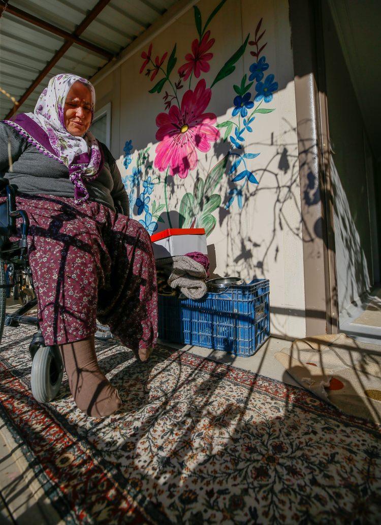 <p>İzmir'in Karabağlar ilçesinin kırsal mahallesi Kavacık'ta yaşayan 56 yaşındaki Meryem Düzgün Kaya, küçük yaşta geçirdiği ateşli hastalık nedeniyle tekerlekli sandalyeye bağlı kaldı. </p>
