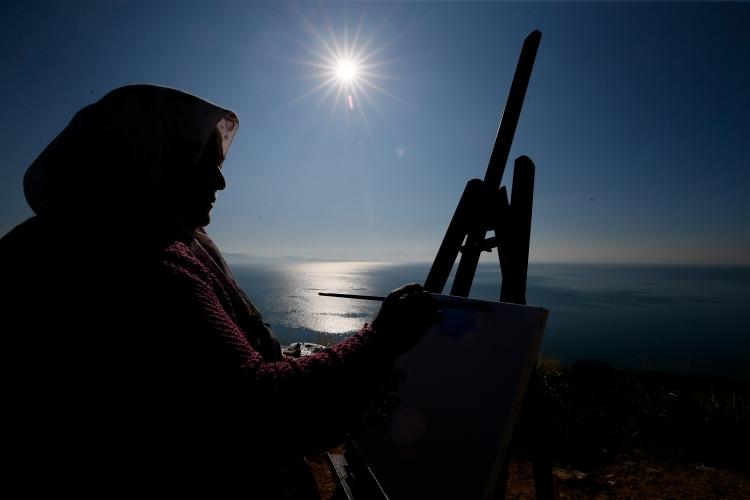 <p>Dergi ve kitaplardaki fotoğraflara bakarak çalıştığına dikkati çeken Kaya, "Şimdi burada koskoca denizi görebiliyorum. Denizin bana verdiği enerji var. Şimdi duygularımı anlatmakta kelimeler yetersiz kalıyor. Burada tablomu 2-3 saat gibi kısa bir sürede tamamladım. İlk kez bir resmimin içinde anlatamadığım duygular var, deniz var, ben varım, doğa var. Bir hayalim gerçek oldu, bu resimde işte o duygu var." diye konuştu.</p>
