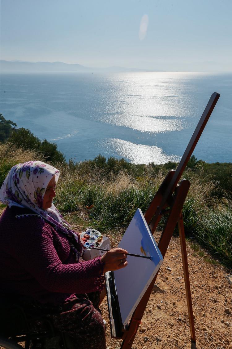 <p><strong>AA ekibine teşekkür etti</strong></p>

<p> </p>

<p>Meryem Düzgün Kaya, hayallerinin gerçekleşmesine aracılık eden AA ekibine teşekkür etti. Fırçasıyla "yılın sanatçısı", "yılın yeteneği" ödüllerini kazanan Meryem Düzgün Kaya, halen Kavacık'ın çocuklarına gönüllü olarak resim çizmeyi öğretiyor.  </p>
