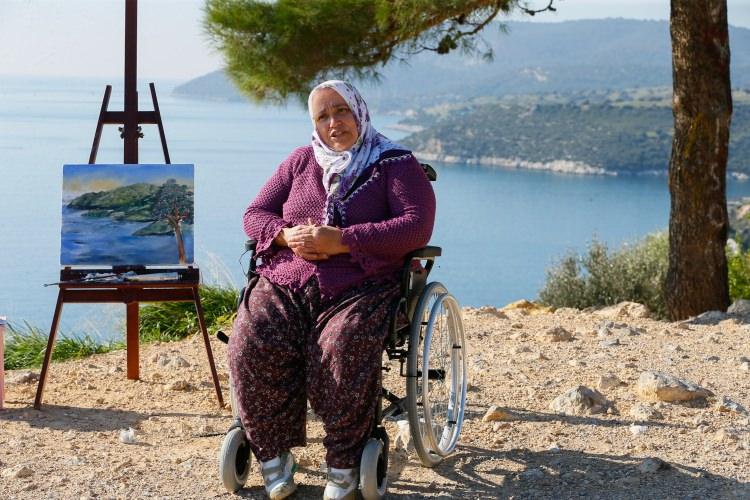 <p>İzmir'de "şalvarlı ressam" olarak tanınan bedensel engelli Meryem Düzgün Kaya, Anadolu Ajansı (AA) ekibi eşliğinde yolculuk yaparak gittiği deniz manzaralı tepede ilk kez "canlı performans"la resim çizerek hayalini gerçekleştirdi.</p>
