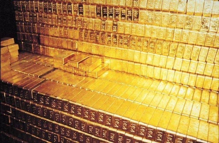 <p>Dünya'daki altının %99'u, çekirdeği içerisinde bulunur. Öyle ki, Dünya'nın çevresini 45 santimetre kalınlığında sarabilecek kadar altın vardır.</p>

