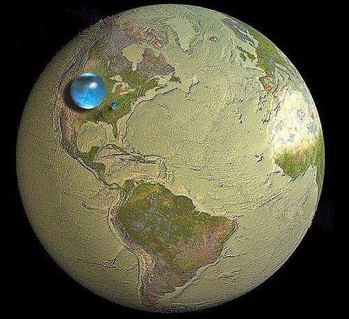 <p>Eğer Dünya'daki tüm sular bir küre olacak şekilde bir araya toplansa, bu kürenin çapı 1384 kilometre civarında olacaktır. Bu, Satürn'ün uydusu Tetis kadar büyüktür. Fotoğrafta büyük mavi küre Dünya'daki tuzlu suları, küçük küre ise tatlı suların toplamını göstermektedir. Bunların büyüklüğü Dünya'ya kıyaslanmaktadır.</p>

