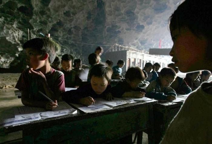 <p>Orta Mağara İlk Okulu 1984 yılında açıldı. En parlak döneminde 8 öğretmen 186 çocuğa eğitim veriyordu. Bu okul olmasaydı bu çocukların hiçbir eğitim alma şansı olmayacaktı.</p>
<p> </p>