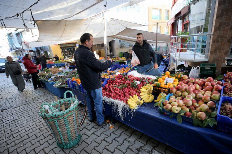 <p>Bardakçı, "Mesleğe ilk başladığım gün Sarıyer'e gittim. O sırada iş olmayınca günde iki üç pazar geziyordum. Baktım sepetle iş veren yok. Kendimi tanıtmaya başladım. Tanındıktan ve pazarları sabitledikten sonra şükürler olsun her yerde bir müşterim var. </p>
