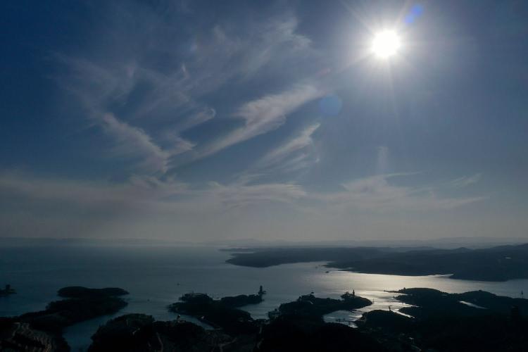 <p>Çin’in Henan eyaletindeki Nanyang şehri yakınlarında bulunan Danjiangkou Rezervuarı Baraj Gölü, ülkenin en önemli su toplama yerlerinden birisi.</p>