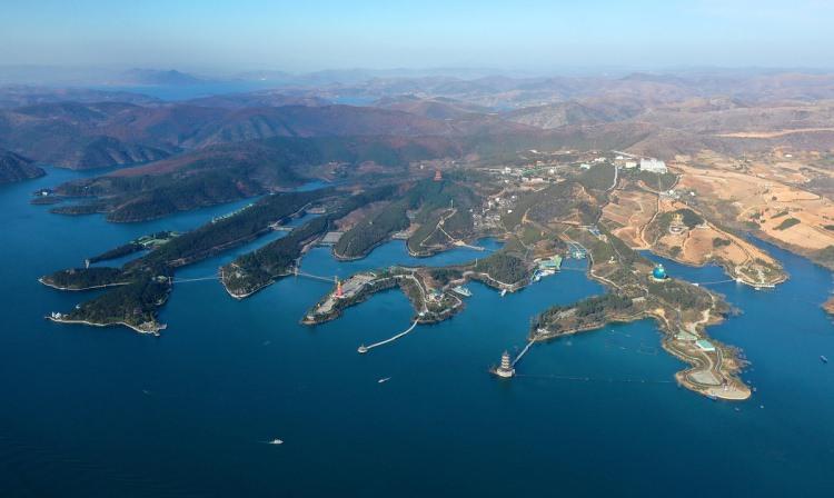 <p>Güney’den Kuzey’e su aktaracak projenin ana damarı olan bu rezervuardan gelecek su, Henan ve Hebei eyaletilerini geçerek Tianjin ve Pekin’e ulaşacak.</p>