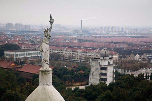 <p>Huaxi köyü'nde halihazırda çok katlı birçok bina bulunurken, köy aynı zamanda dünyaca ünlü birçok anıt ve binanın da benzerlerine sahip.</p>
<p> </p>