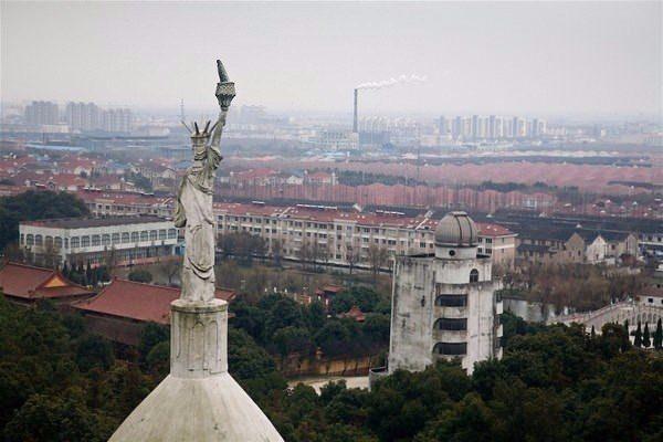 <p>Huaxi köyü'nde halihazırda çok katlı birçok bina bulunurken, köy aynı zamanda dünyaca ünlü birçok anıt ve binanın da benzerlerine sahip.</p>

<p> </p>
