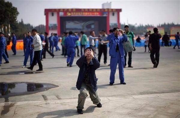 <p>Huaxi aslında genel olarak bir köyden daha çok bir imece "teşebbüs ya da kuruluş" gibi çalışıyor ve köylüler de "bu kuruluşun hissedarları". Köyün temel gelir kaynakları ağır sanayi, demir çelik ve tekstil olarak biliniyor, ancak her geçen gün artan zenginliğiyle kendisine yeni kazanç kapıları açıyor. </p>
<p> </p>