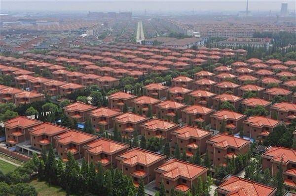 <p>Köye girildiğinde yolların ve çevrenin çehresi birden değişiyor. Lüks ve geniş villaların yanı sıra lüks otomobiller dikkati çekiyor. </p>

<p> </p>
