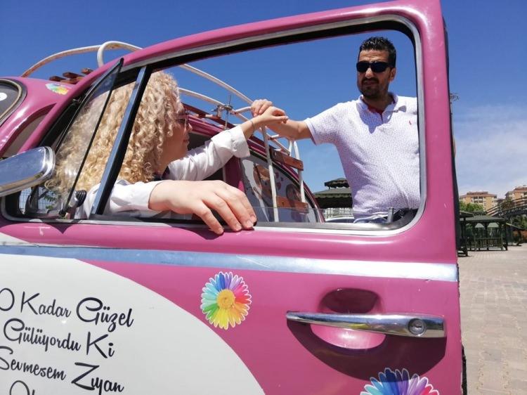 <p>Ertay çiftinin kızları Cansın ve Şansın da babalarının iyi bir baba olduğunu ifade ederek, pembe rengini çok sevdiklerini kaydetti.</p>