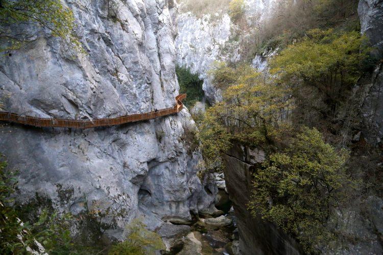 <p>Pınarbaşı Belediye Başkanı Şenol Yaşar, AA muhabirine yaptığı açıklamada, çelik çivilerle kayalar üzerine inşa edilen yürüyüş platformu ile Horma Kanyonu'nun görülmeye değer olduğunu söyledi.</p>
