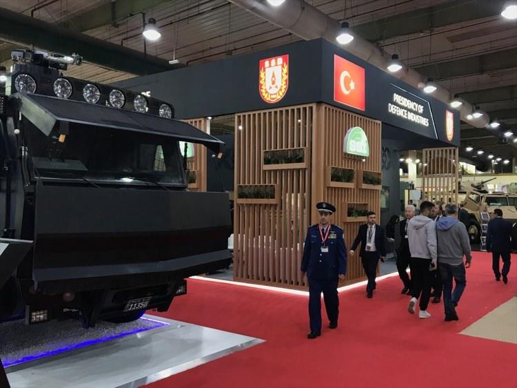 <p>Türk savunma sanayisi firmaları zırhlı araçlar, deniz platformları, silah sistemleri, bilgi güvenliği ve yazılım çözümleriyle Körfez Savunma ve Havacılık Fuarı'nda (GDA 2019) boy gösterdi. Kuveyt'te düzenlenen GDA 2019, Kuveyt ve bölge ülkelerin askeri ve sivil yetkilileri ile savunma ve havacılık firmalarını buluşturdu. Savunma Sanayii Başkanlığı standı, fuardaki yerini aldı</p>
