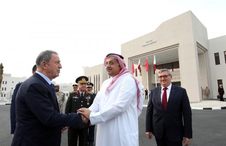 <p>Milli Savunma Bakanı Hulusi Akar, beraberinde Genelkurmay Başkanı Orgeneral Yaşar Güler ile Katar’ın başkenti Doha’da yapımı tamamlanan Türk Birleşik Müşterek Kuvvet Komutanlığı Karargahı’nın açılış törenine katıldı. Bakan Akar ve Orgeneral Güler’i Halid Bin Velid Kışlası’na gelişinde Katar Savunma Bakanı Halid Bin Muhammed el- Attiye karşıladı.</p>
