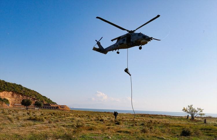 <p>Hava yoluyla gerçekleşen harekatta da tim, helikopterden aşağı bırakılan halattan serbest kayış ve dağ ipinden kontrollü kayış tekniklerini kullanarak geminin güvertesine indi</p>

<p> </p>

<p> </p>
