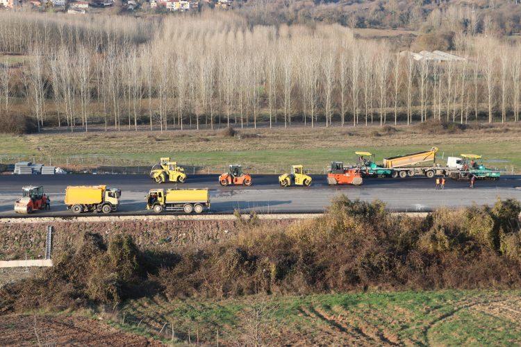 <p>Yolun 5. Kısmında yer alan Dilovası Liman Yolu bağlantısı ve Sakarya arasında bulunan 48,72 kilometrelik kısmında ise Kandıra’dan gelen araçların da yola bağlantısını sağlayacak Çayırköy Kavşağı büyük oranda tamamlanarak, otoyol gişelerinin de montajı yapıldı. </p>