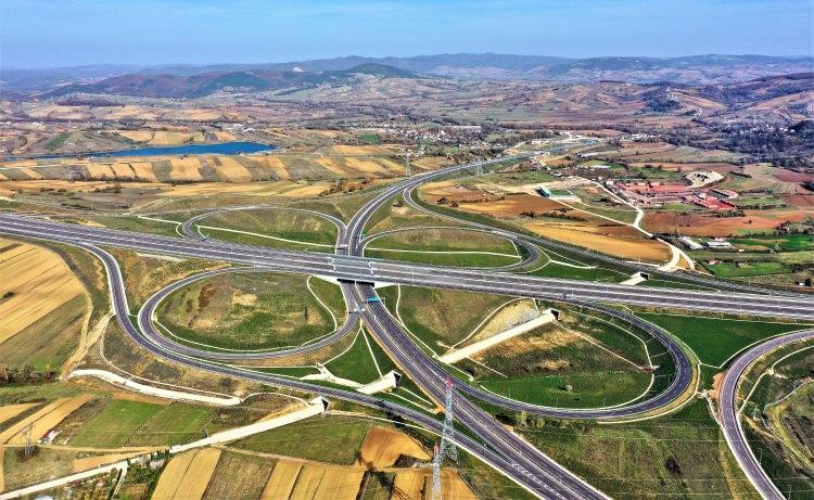 <p>Havadan görüntülenen çalışmalarda 5. kısımda bir yandan tünellerdeki çalışmaların sonlandırıldığı diğer yandan da dolgu ve asfaltlama çalışmalarının sürdüğü görülüyor. 21 Aralık 2020’de tamamlanacak çalışmalar ile İstanbul’un Avrupa Yakası Çatalca’dan Sakarya’nın Akyazı ilçesine kadar kesintisiz ulaşım sağlanacak.</p>