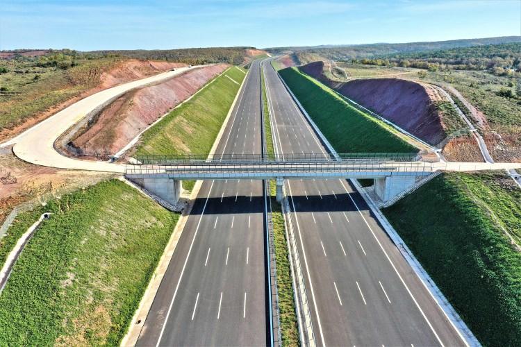 <p><strong>İstanbul ve çevre illerin trafiği rahatlayacak</strong></p>
<p>Proje kapsamında Avrupa kesiminde 14 adet, Kuzey Marmara Otoyolu’nun Anadolu kesiminde ise 29 adet kavşak yer alıyor. 2020’de tamamlanması beklenilen projede Silivri’den otobana girecek sürücüler, Yavuz Sultan Selim Köprüsü’nü geçtikten sonra, Akyazı’dan TEM otoyoluna bağlanacak.</p>