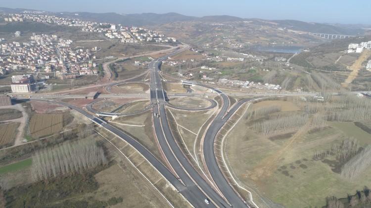 <p> Projenin toplamında, 8 tünel, 30 viyadük, 143 köprü, 96 alt geçit, 73 üst geçit, 600 menfez bulunacak. </p>
